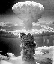1945年在日本长崎投下的核武器，引起高达18公里的蘑菇云